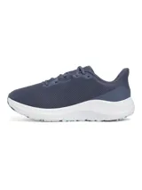 Championes de running Under Armour Charged Pursuit 4, color azul marino con entresuela blanca. Presentan parte superior de malla transpirable, acolchado en el tobillo y tecnología Charged Cushioning en la entresuela para mayor amortiguación y respuesta.