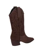 Bota de gamuza marrón con bordados decorativos, taco cuadrado y punta fina.
