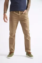 Pantalón de corte slim con diseño de cinco bolsillos y logo bordado. Confeccionado en tejido de algodón con spandex para mayor comodidad.