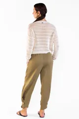 Sweater italiano de punto abierto y calado con diseño a rayas sutiles, de color crudo, cuello redondo amplio y manga larga.