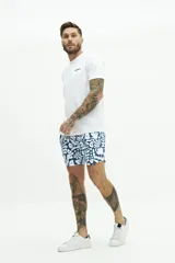 Short de baño con estampado floral en tonos azules, cintura elástica con cordón ajustable, bolsillos laterales y bolsillo trasero.