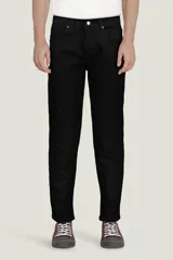 Pantalón de jean negro con corte slim fit, diseño de cinco bolsillos y cierre frontal con botón y cremallera.