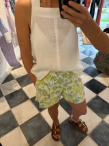 Short de tiro alto con estampado floral en tonos amarillo y verde.