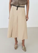 Falda midi color beige con detalle de pinzas y cinturón negro.