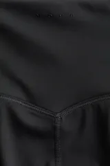 Leggings deportivas negras de corte ajustado con cintura ancha, confeccionadas en tejido funcional DryMove™ que absorbe el sudor.