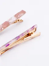 Set de dos pinzas para el pelo con diseño de carey en tonos marrones y violetas.