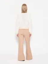 Pantalón de vestir color beige, de corte palazzo y tiro alto.