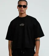 Remera boxy de Blue Steel confeccionada en gamuza sintética negra, con cuello redondo, manga corta y estampa localizada metalizada en el centro del pecho.