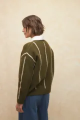 Sweater marrón de tejido de punto con rayas verticales color crema.