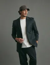 Traje de corte slim fit compuesto por saco de dos botones y pantalón de vestir a juego. Presenta una silueta entallada y moderna.