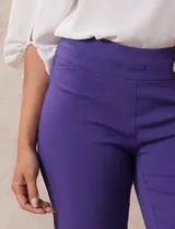 Pantalón verde esmeralda de gabardina elastizada, marca Zac & Rachel, de corte recto con pretina ancha pespunteada y largo al tobillo. Presenta bolsillos simulados.