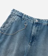 Pantalón de jean corte baggy con diseño cargo, bolsillos laterales amplios y cadena metálica desmontable en la cintura. Presenta un lavado clásico y ajuste tradicional.