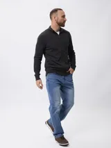 Campera tejida de punto con cierre frontal completo, cuello alto y mangas largas. Presenta un diseño liso en color gris oscuro con detalles en el cierre.