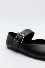 Balerina roja de cuero sintético con punta ligeramente afilada y tira ancha con hebilla metálica.