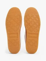 Zapatillas de corte bajo Tommy Hilfiger de inspiración retro, confeccionadas en ante color blanco con suela de goma color caramelo. Presentan monograma TH tonal en el lateral, detalles de ventilación en la puntera y cierre con cordones.