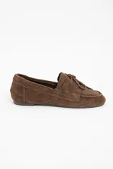 Mocasin de gamuza color marrón con detalle de flecos en el empeine y costuras reforzadas.