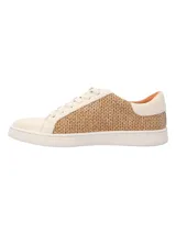 Zapatillas urbanas Hush Puppies modelo Merano, combinan cuero sintético color crema con paneles laterales de tejido tipo rafia. Presentan suela de goma blanca con tecnología Flex para mayor comodidad y cordones al tono.