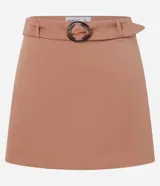Short pollera color tostado de corte sastrero con cinturón incorporado y hebilla ovalada matizada.