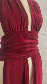 Top de terciopelo color borgoña, con escote halter y espalda descubierta.