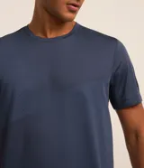 Remera deportiva Get Over de manga corta y cuello redondo, en color verde militar con diseño de paneles con textura geométrica. Confeccionada en tejido de poliéster respirable con tecnología Dry y protección UV.