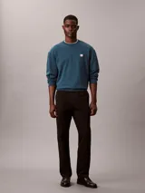 Buzo Calvin Klein de cuello redondo, color azul, confeccionado en algodón terry, con puños y dobladillo de punto canalé y parche con mini monograma de la marca en el pecho.