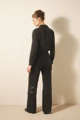 Pantalón de cuero ovino con corte oxford y tiro medio. Presenta diseño estilo jeanero con bolsillos delanteros y traseros, cierre y botón metálico frontal.