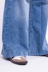 Pantalón de jean estilo wide leg, color azul lavado, de tiro alto y corte recto con botamanga ancha.
