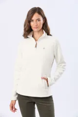 Buzo de polar color crema con cuello alto y cierre frontal parcial. Presenta detalles en cuero en el tirador del cierre y un pequeño bordado en el pecho y en la manga.