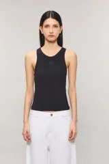Musculosa negra con calce slim, cuello redondo y largo hasta la cadera. Confeccionada en ribb de viscosa suave al tacto, cuenta con un isologo marcario bordado en el delantero.