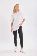 Pantalón de jean negro de corte recto, tiro alto y largo al tobillo.