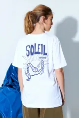 Remera blanca de algodón con cuello redondo y estampado pequeño con la palabra "Soleil" en el pecho.