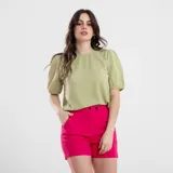 Short rosa de tiro alto con botones decorativos en la cintura y bolsillos laterales.