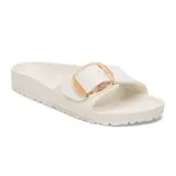 Sandalia de una sola tira Birkenstock modelo Madrid, fabricada en material EVA ligero y flexible, color blanco hueso. Presenta una hebilla grande de diseño traslúcido en tono dorado y plantilla anatómica.