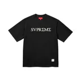 Remera de manga corta color negro, con cuello redondo y estampa frontal con el logo de la marca estilizado con caracteres griegos en color blanco. Presenta una etiqueta pequeña en el ruedo inferior.