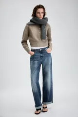Chaqueta de punto suave en color beige melange, con cuello redondo, manga larga y cierre frontal de botones.