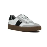 Championes urbanos de hombre, estilo retro, con capellada combinada en blanco, gris claro y negro. Presentan una franja lateral negra con la inscripción "COUNTRY" en blanco y suela gruesa de goma color marrón.