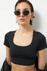 Crop top negro de manga corta con escote cuadrado.