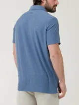 Chomba de hombre RKF modelo Trento, color azul melange, de manga corta, cuello polo con botones y bolsillo aplicado en el pecho.