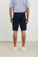 Bermuda cargo color azul marino, con seis bolsillos y confeccionada en tejido de algodón con elastano.
