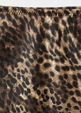 Falda midi de corte recto y tejido satinado con estampado de leopardo. Presenta tiro medio y cintura con elástico.