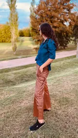 Pantalón cargo de cuero color suela, con tiro medio, corte suelto y pespuntes blancos en contraste.