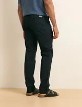 Pantalón clásico de corte recto, color azul marino, con bolsillos laterales inclinados y bolsillos traseros.