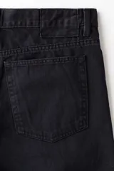 Bermuda de cinco bolsillos en denim de algodón grueso, con cintura estándar, cierre y botón, y piernas de corte relajado.