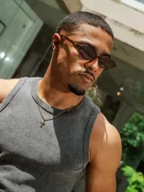 Musculosa de tejido morley lavado, color gris oscuro, con cuello redondo y roturas en el cuello.