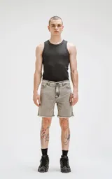 Bermuda de denim rígido, color gris claro con efecto lavado y descolorido. Diseño clásico de cinco bolsillos con ruedo desflecado.