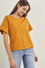 Remera celeste de algodón peinado, con cuello redondo y mangas cortas con detalle de calado.