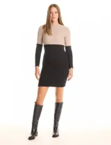 Vestido corto de tejido de punto acanalado, con diseño color block en tono arena jaspeado en la parte superior y negro en la parte inferior. Tiene cuello redondo y mangas largas.