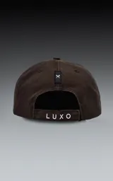 Gorra de béisbol color marrón oscuro (chocolate), de estilo clásico con visera curva y seis paneles.