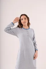 Camisón celeste de lanilla con botones frontales y mangas largas.