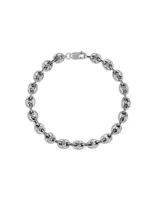 Pulsera tipo calabrote de eslabones ovales, con acabado plateado y textura de estrellas grabadas en cada eslabón. Cuenta con un cierre de mosquetón.